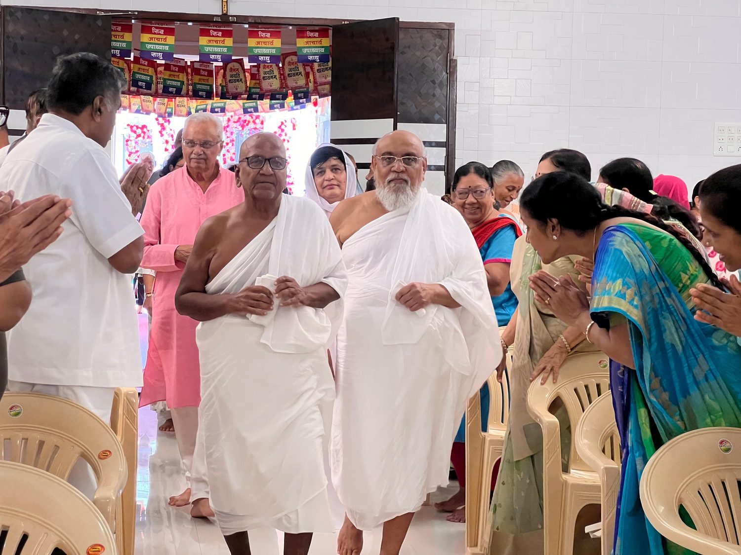 Devotees welcoming Pujya Maharaj Saheb