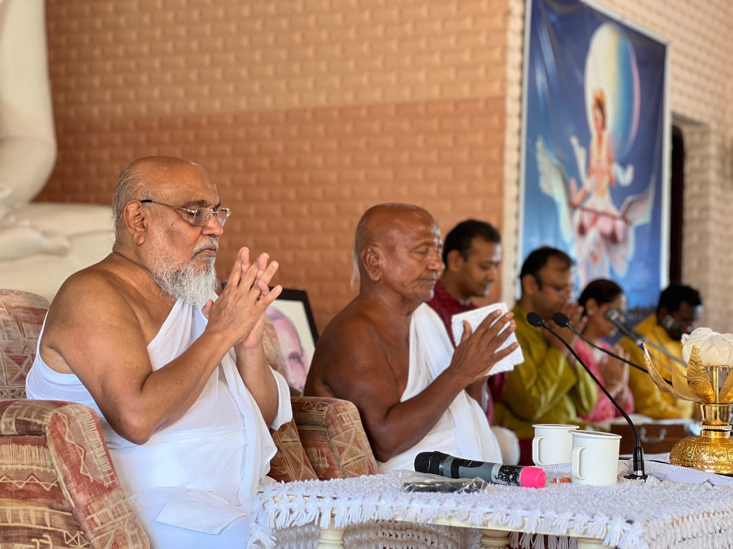 Pujya Maharaj Saheb offering a pravachan to seated devotees